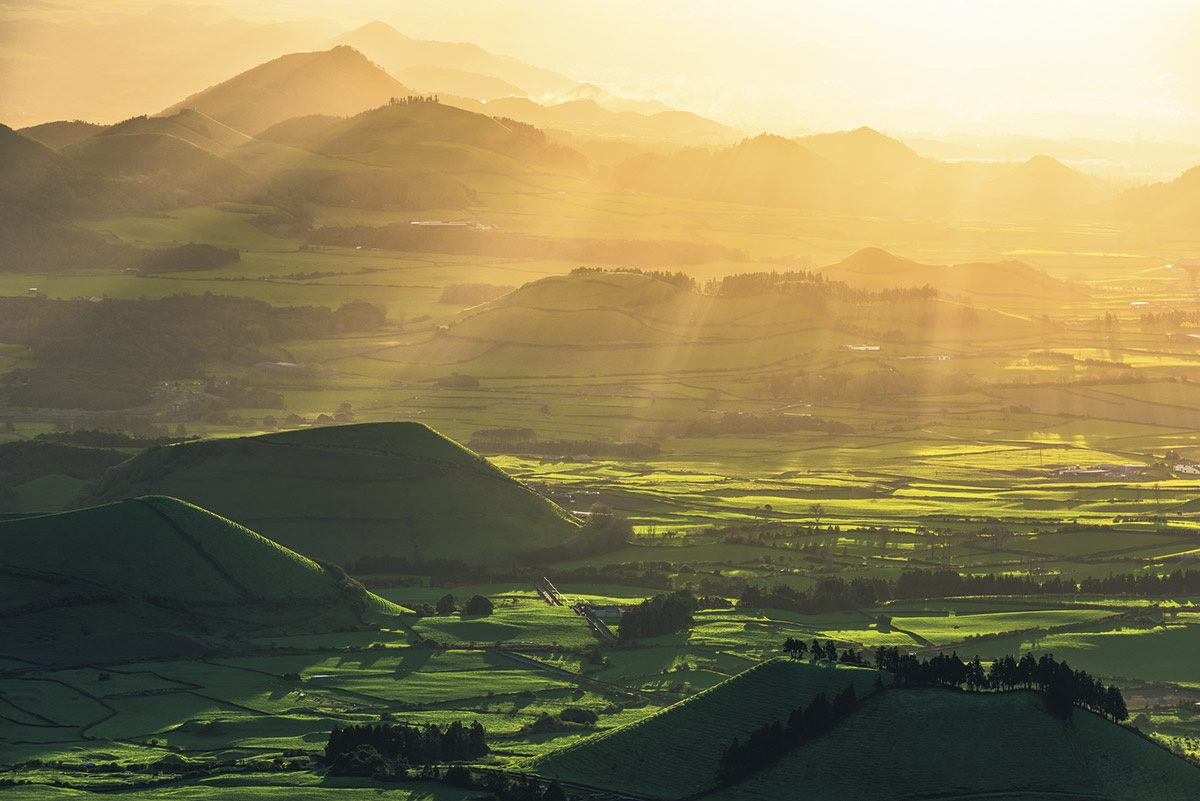 Kraterland - Naturfototapet med grønne bakker og solstråler